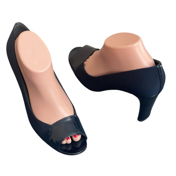 Stuart Weitzman Pumps Peep Toe Navy Blue
Fabric & Black Patent Leather size 8.5M - Picture 2 of 13